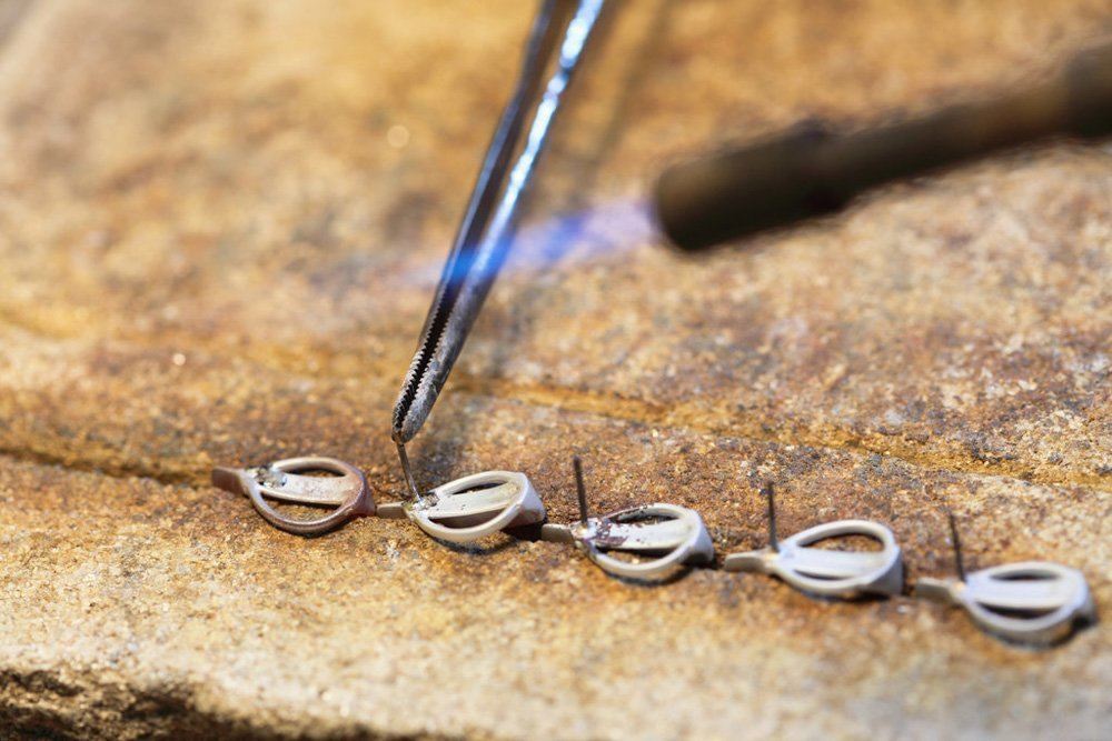 dickens-jewelers-repair-silver-necklace